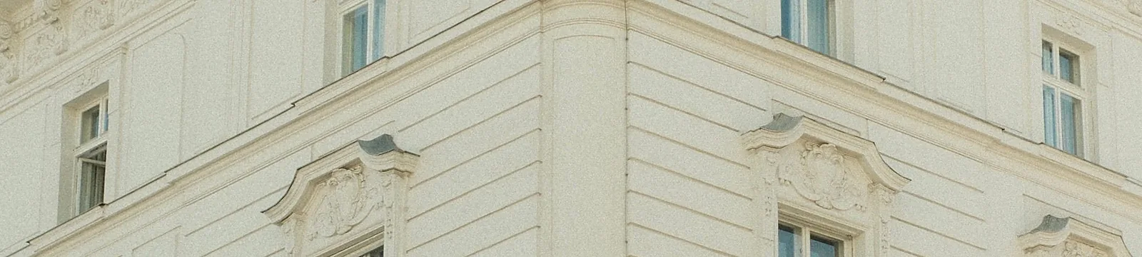 Helle Wiener Wohnhausfassade mit mehreren Fenstern